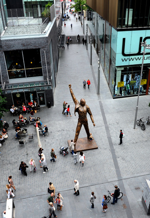 Статуя Фредди Меркьюри в Ливерпуле