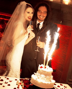 Гитарист KORN женился на актрисе в Париже